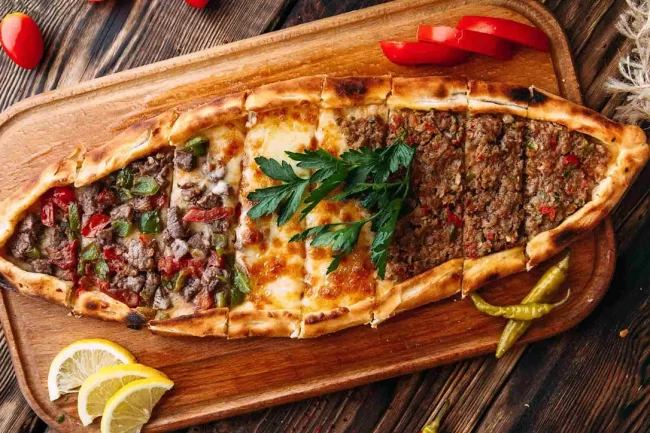 Açık Kıymalı Kaşarlı Pide