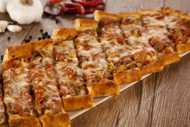 Açık Kıymalı Kaşarlı Pide