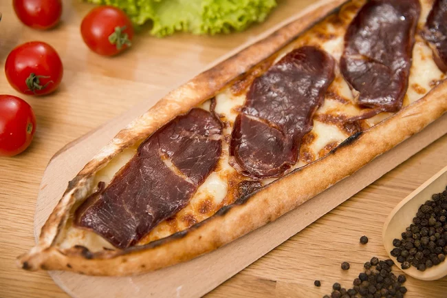 Açık Pastırmalı Pide